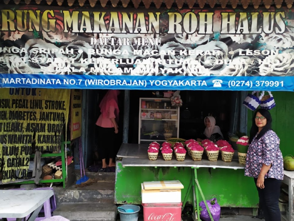 Pengelola Warung Makanan Roh Halus di Yogyakarta