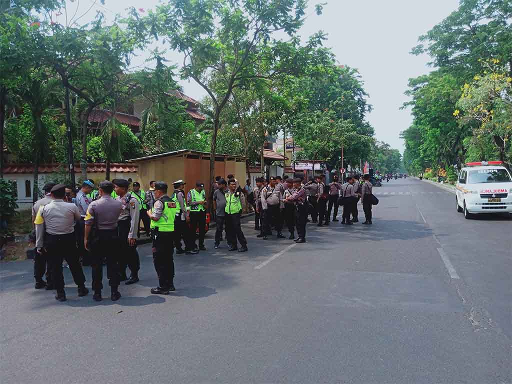 Polisi di PN Surabaya