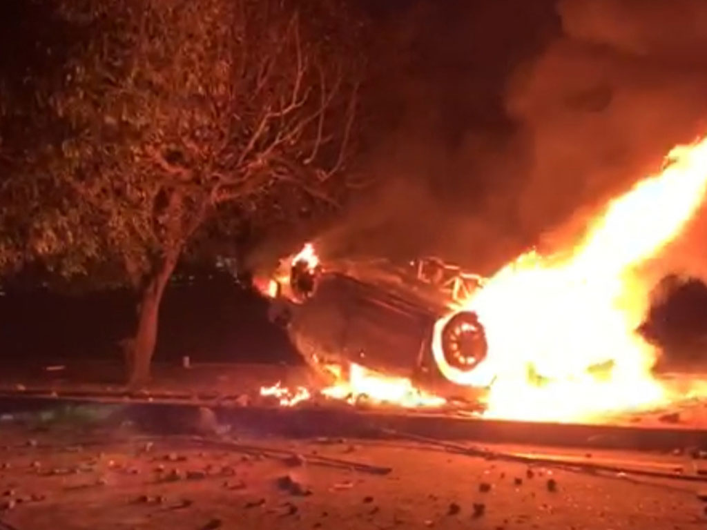 Mobil dibakar