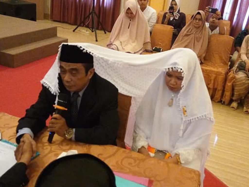 Istri Nikahkan Suami di Makassar