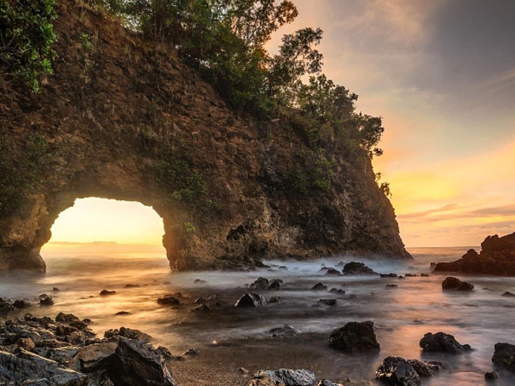 Pantai Pintu Kota di Ambon