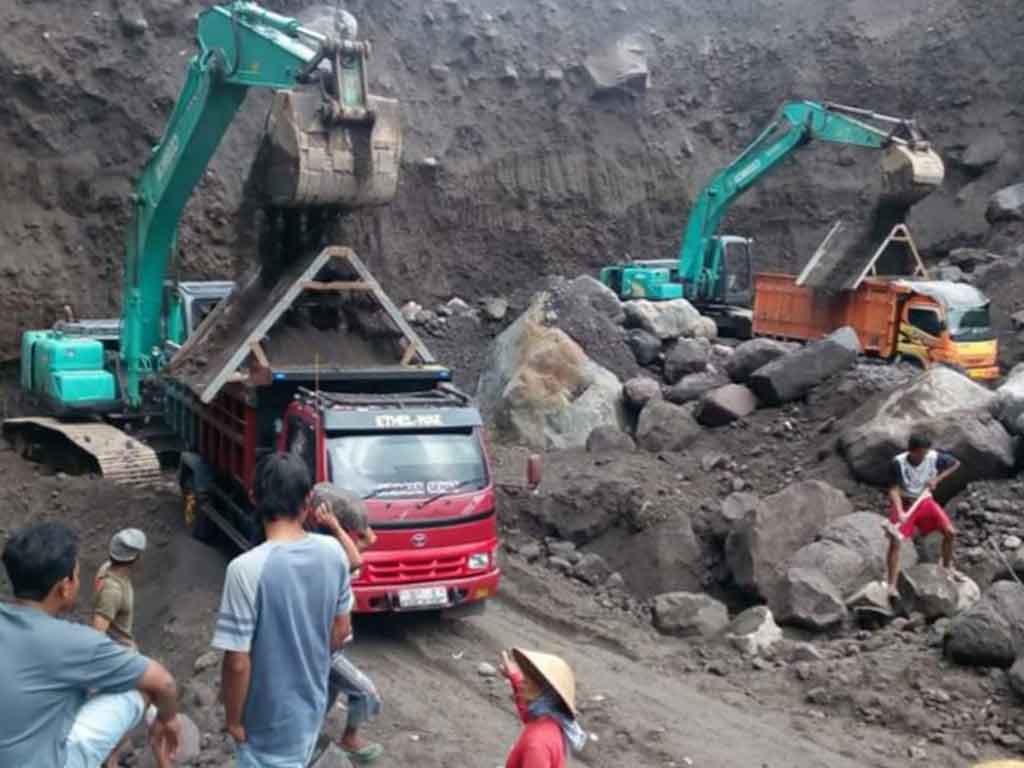 Penambangan Pasir di lereng Merapi