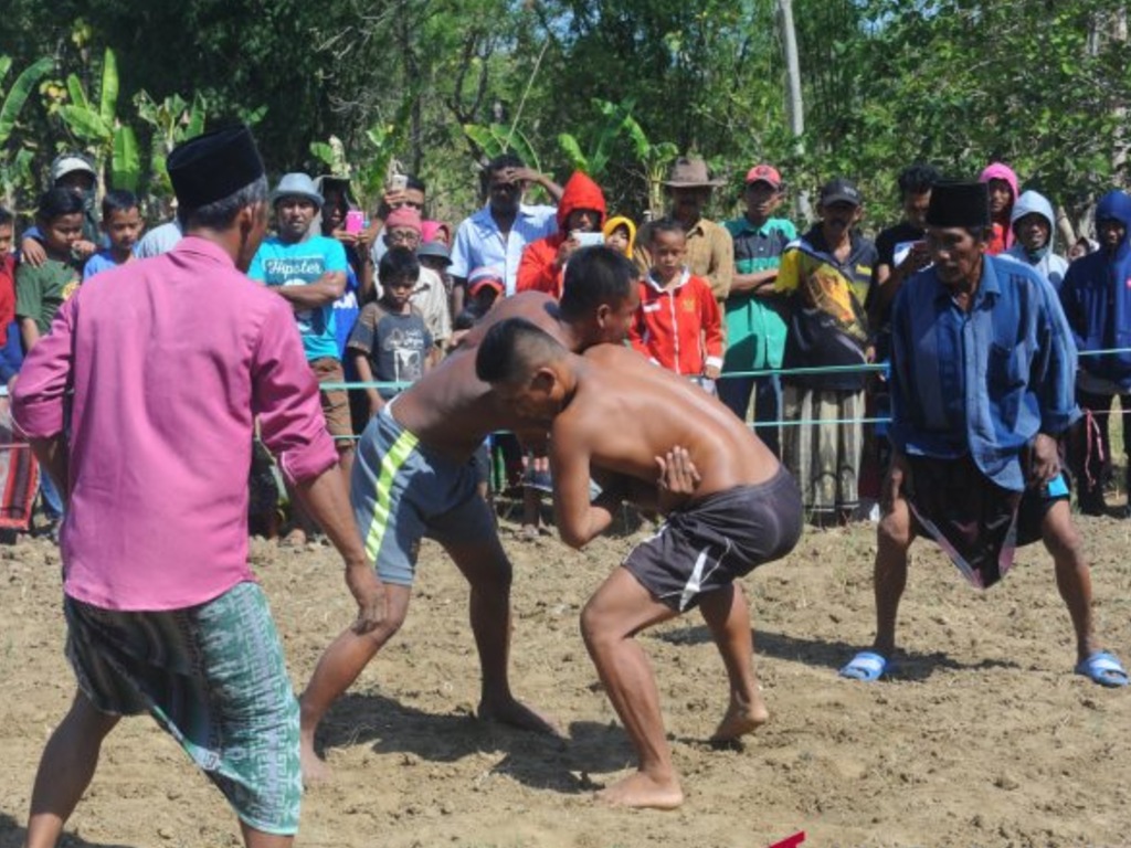 Ritual Madura Mendatangkan Hujan Dengan Bergulat Tagar