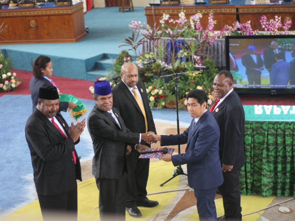 DPR Papua Jhony Banua Rouw