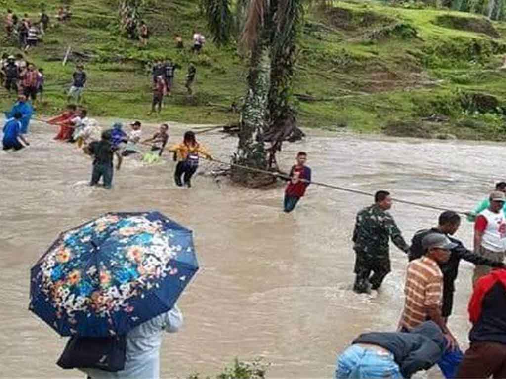 Warga Simalungun Terjang Banjir