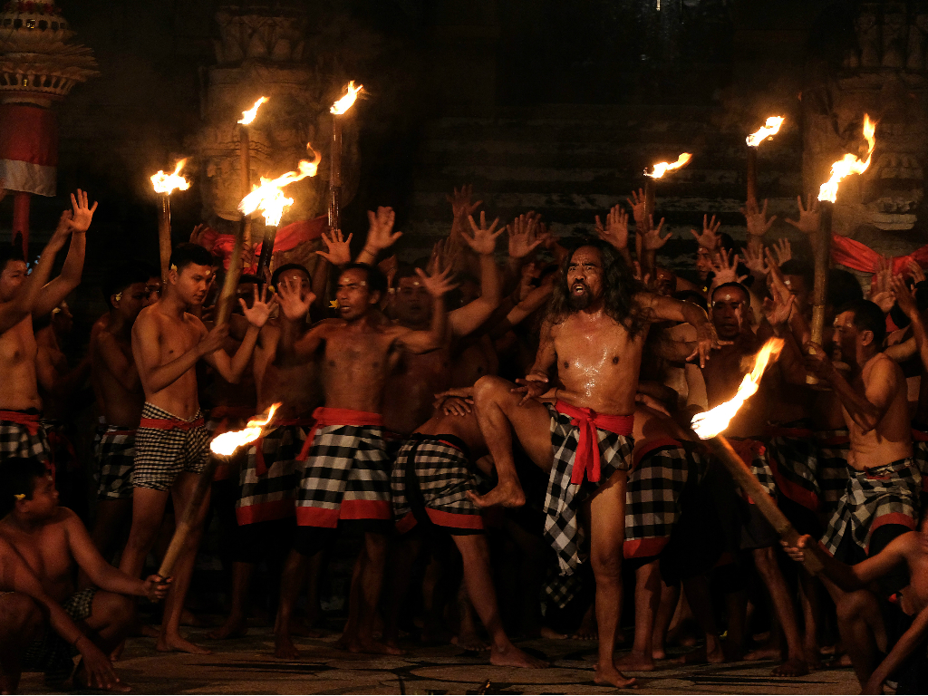 Tari Kecak Kontemporer