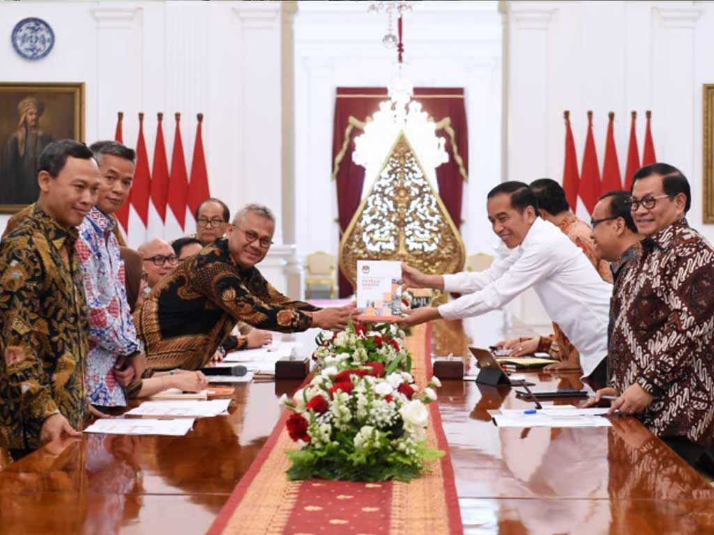 Jajaran pimpinan KPU dengan Presiden Jokowi