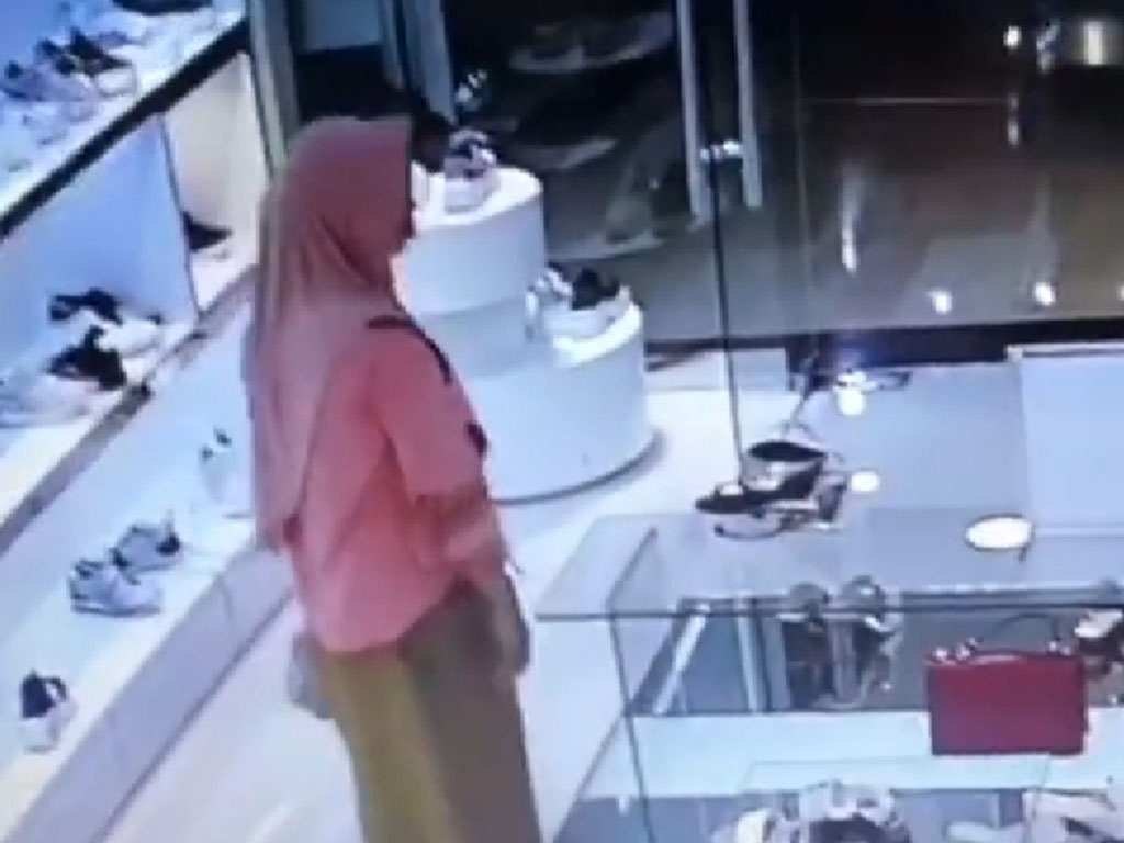 Emak-emak Mencuri Tas