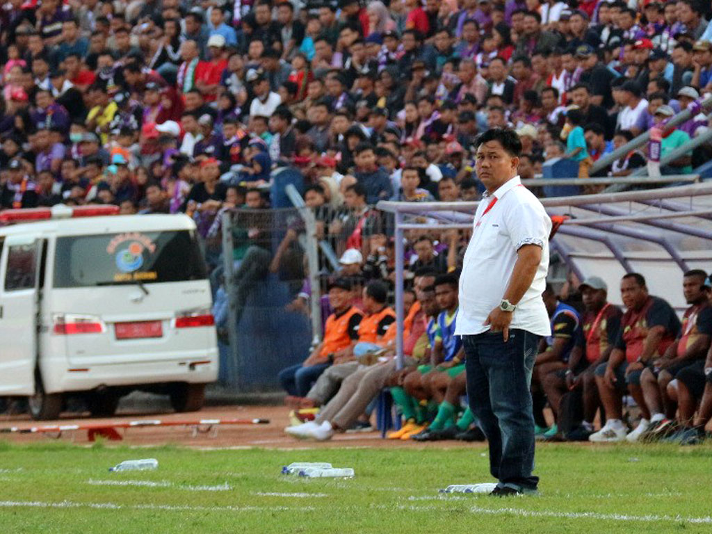 Pelatih Persik