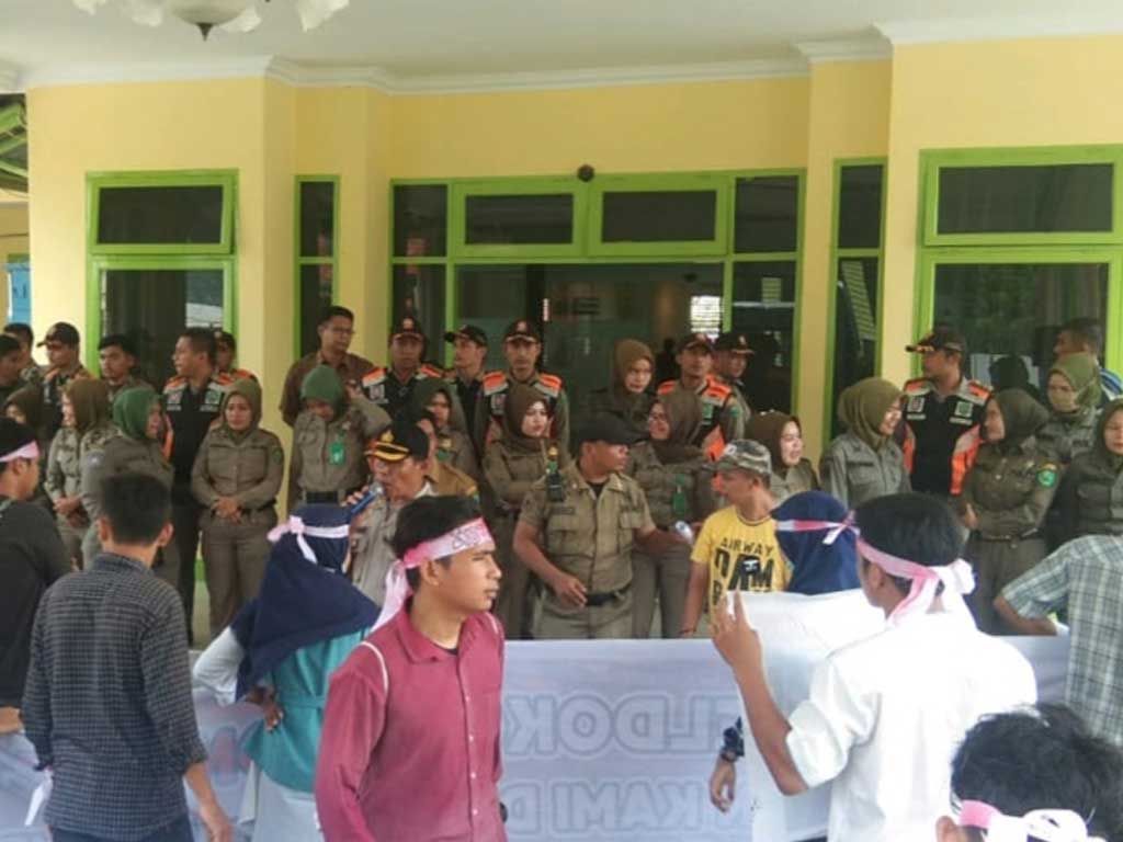 Massa Agmem menggelar orasi di Kantor Wali Kota Padangsidempuan