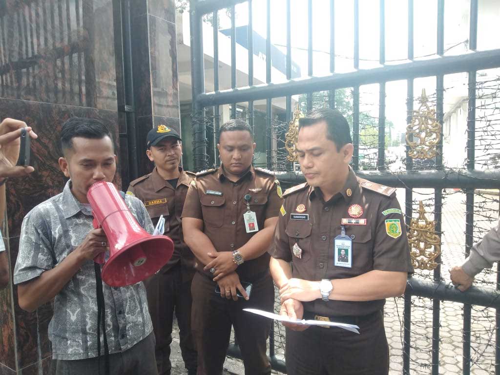 Pengunjuk rasa di kantor Kejati Sumatera Utara