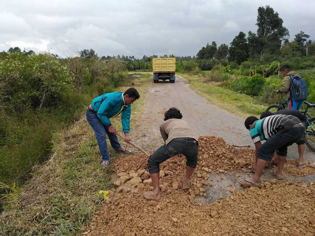 Jalan rusak di humbahas