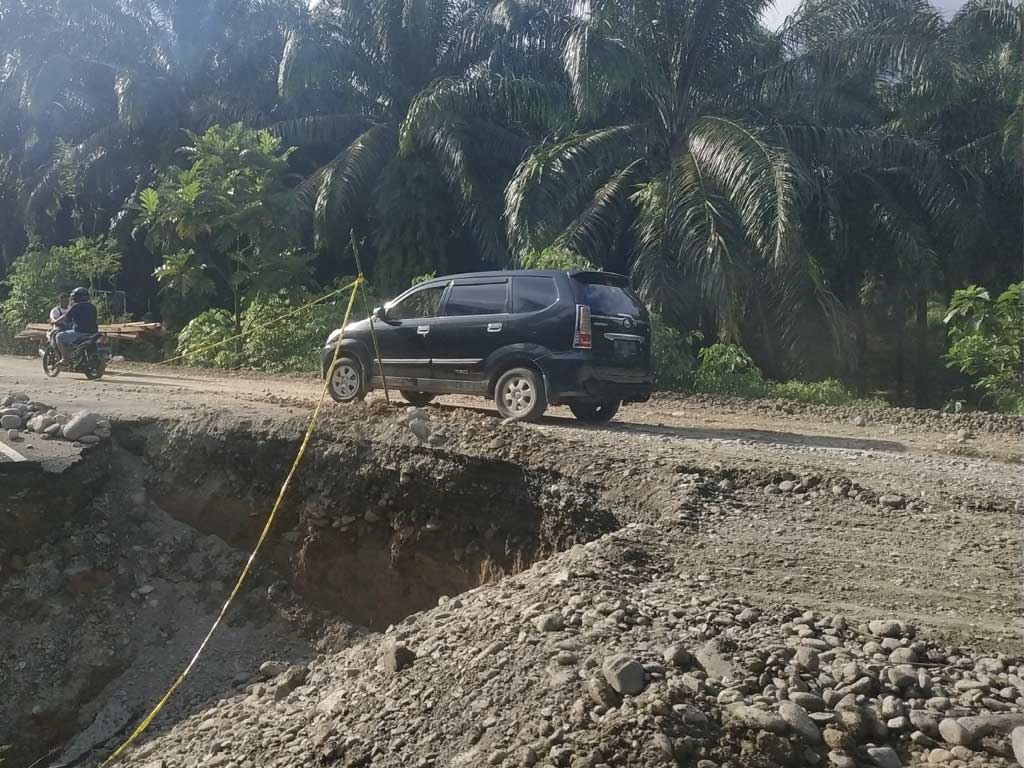 Jalan amblas di Langkat