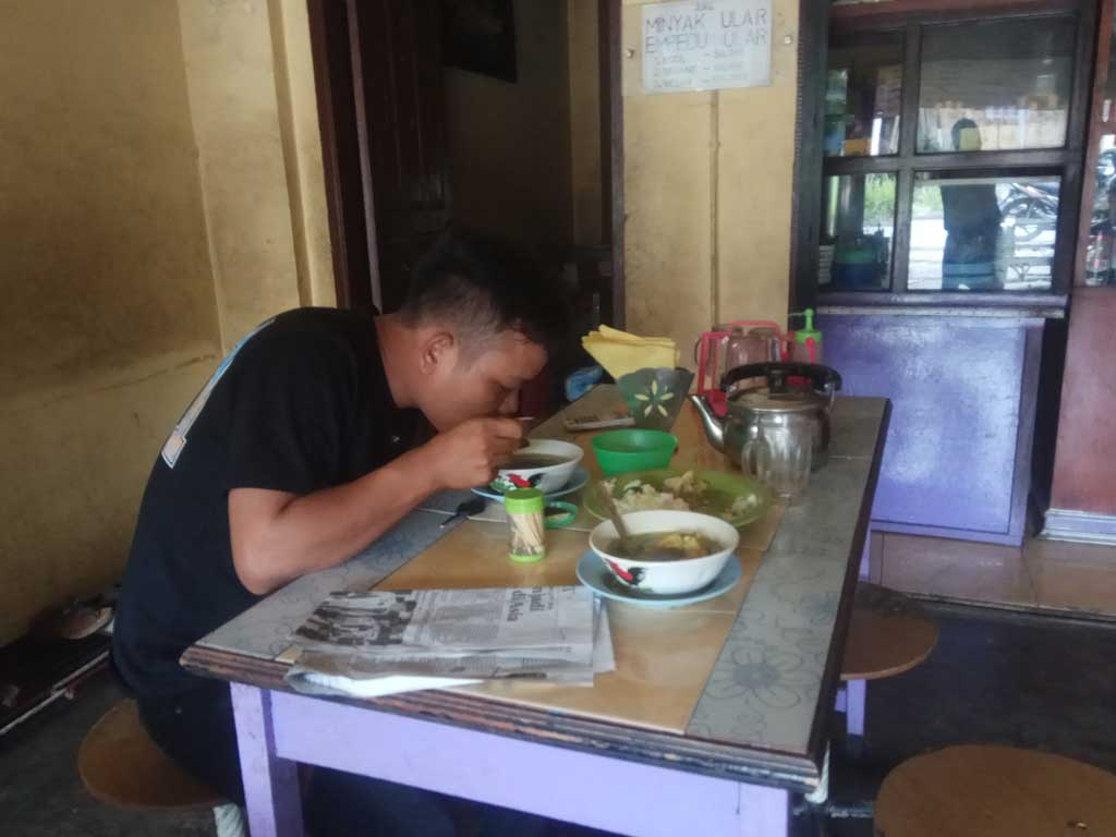 Makan daging ular