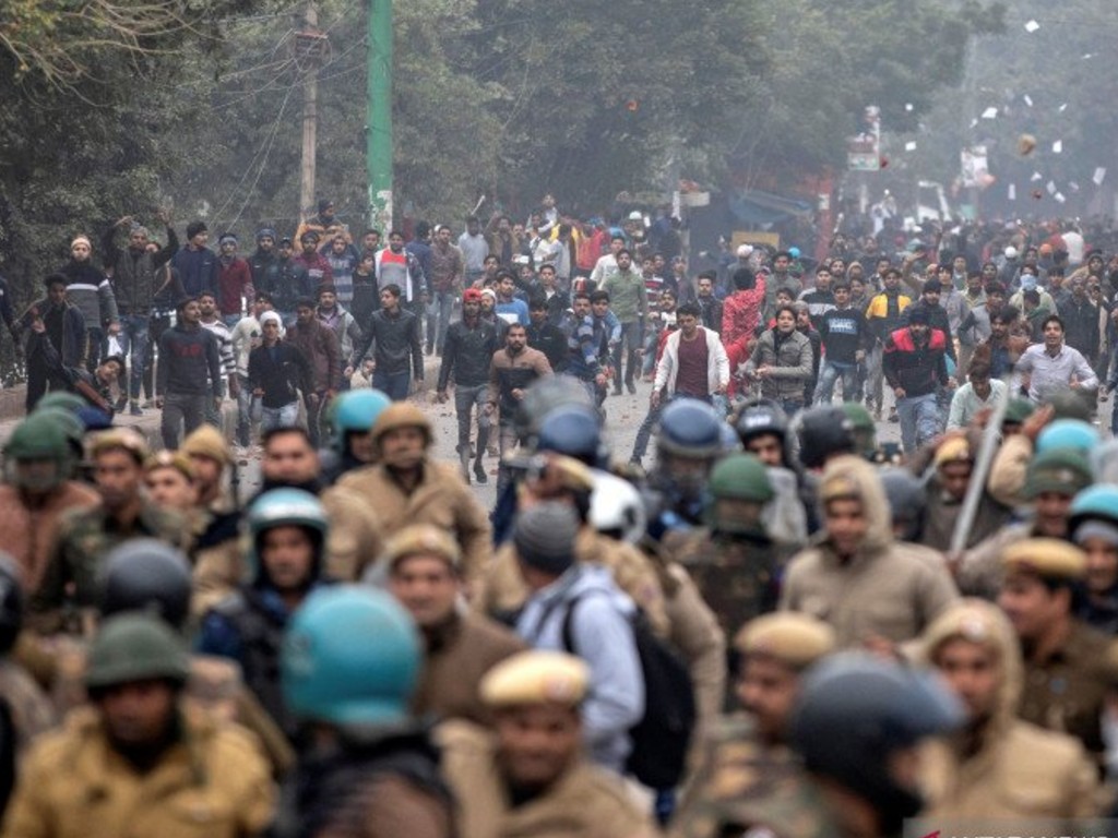 Bentrokan polisi India dan pengunjuk rasa