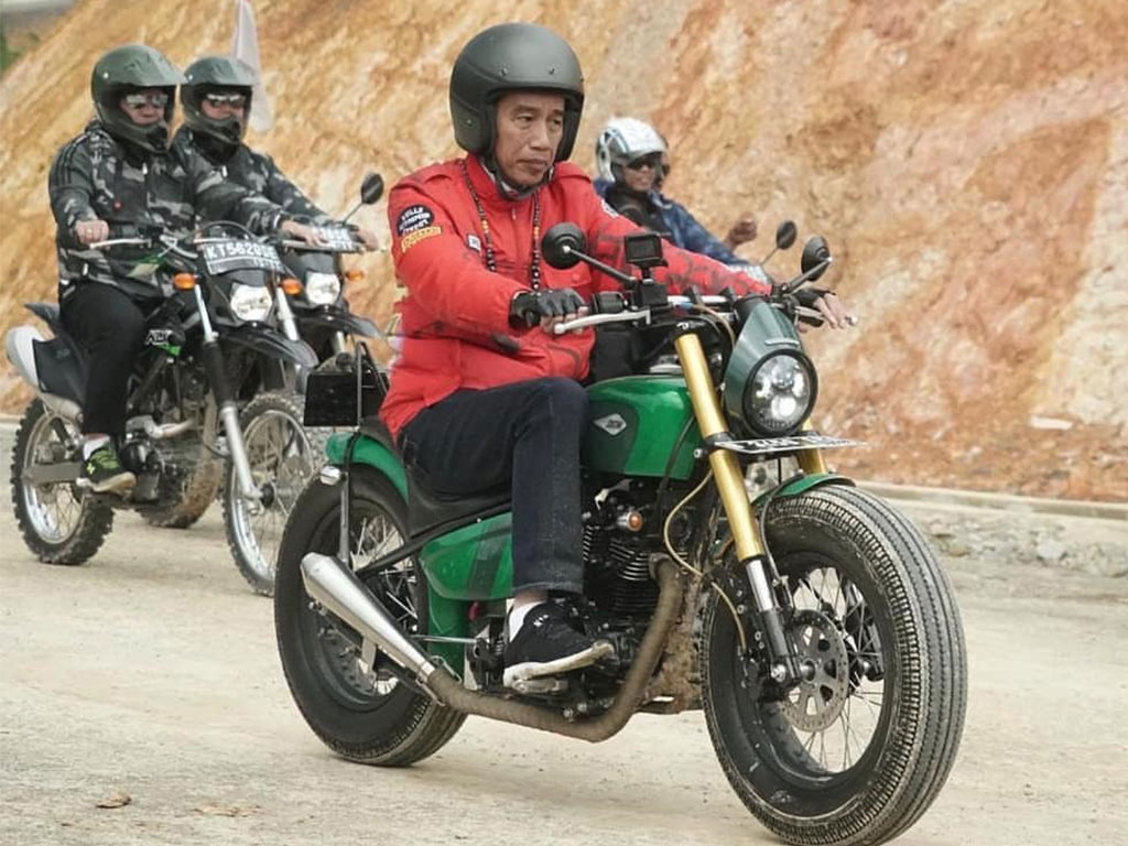 Jokowi Naik Motor