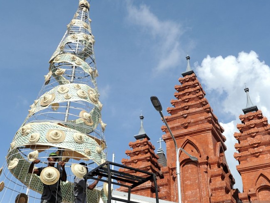 Pohon Natal Unik dari Anyaman Daun Lontar di Bali