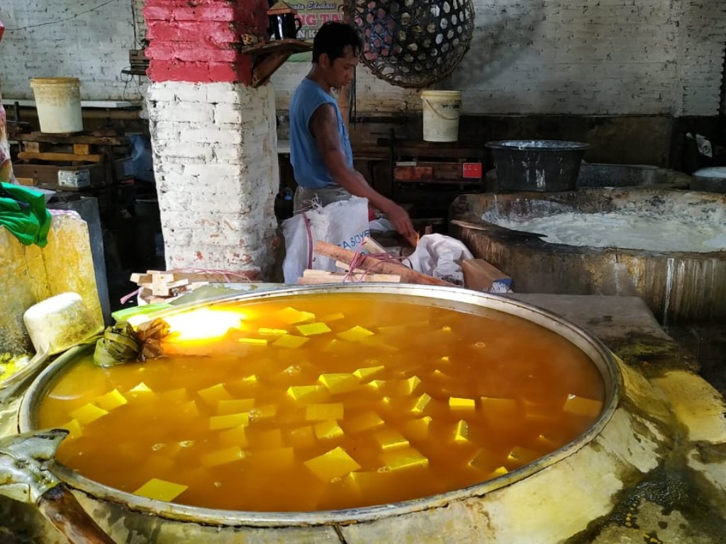 Perajin Tahu Kuning