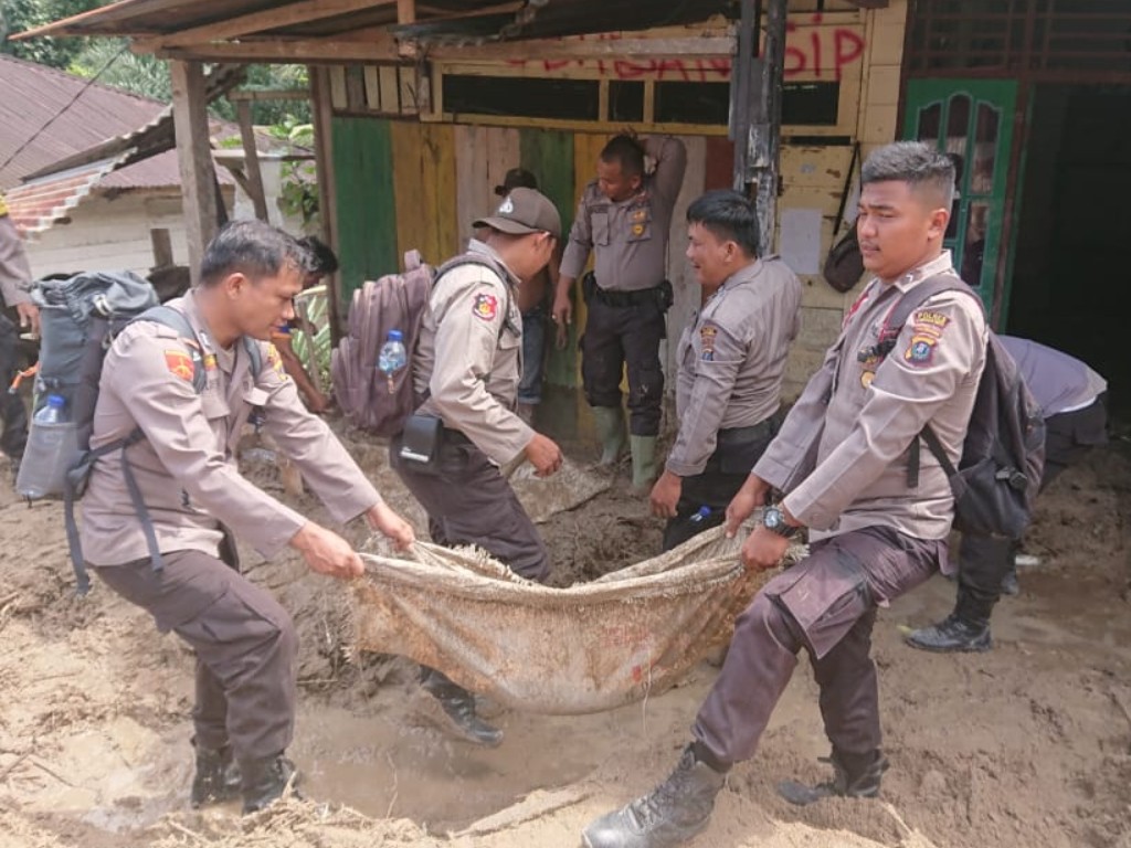 Polisi Kerja Bakti Banjir