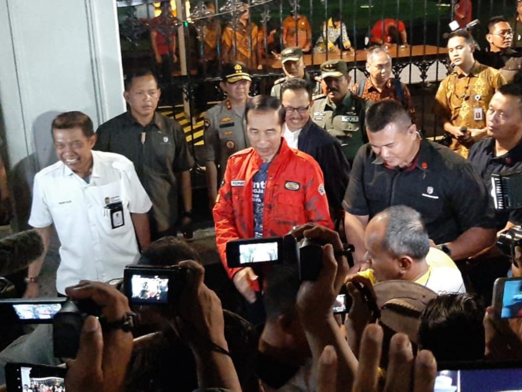 Jokowi depan istana Yogyakarta