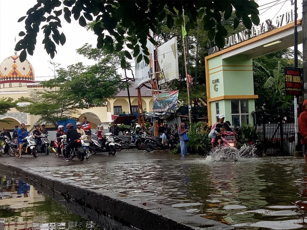 Foto Pengendara Motor di Bekasi  Panik Melihat Banjir  Tagar