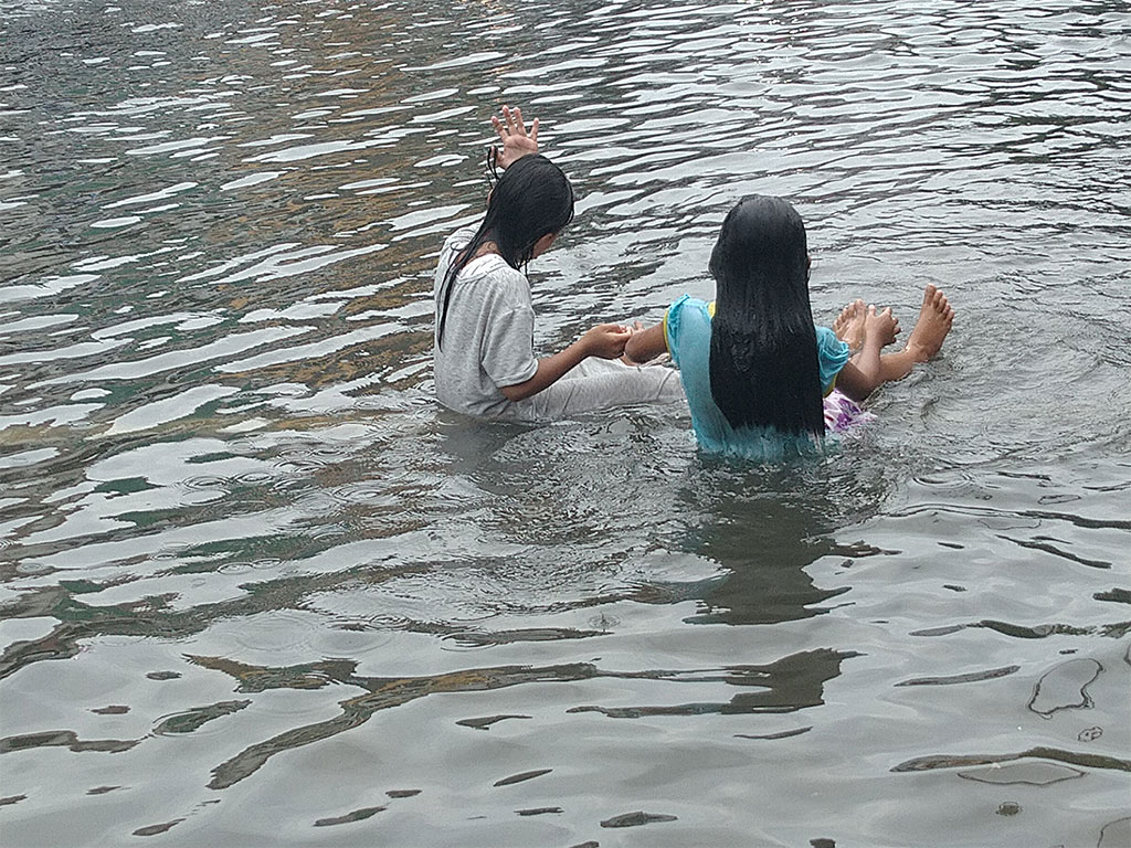 Anak-anak Bermain Banjir