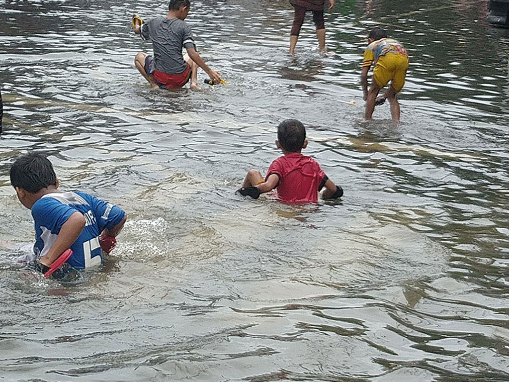 Anak-anak Bermain Banjir