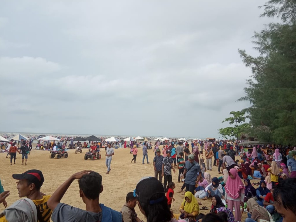 Pantai Karang Jahe Rembang Tolak Pengunjung Lokal Tagar