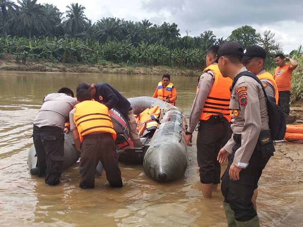 Mencari Korban Banjir Labura