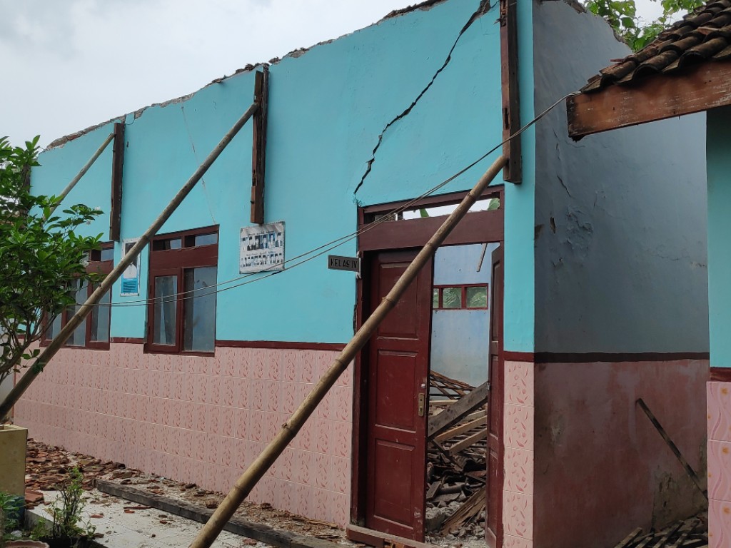 Sekolah Ambruk