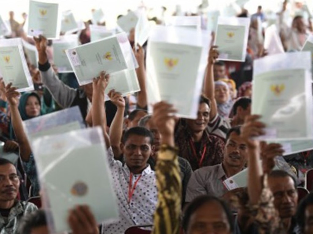 Jokowi bagikan 7000 sertifikat