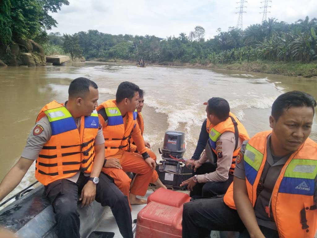 Mencari korban banjir labura