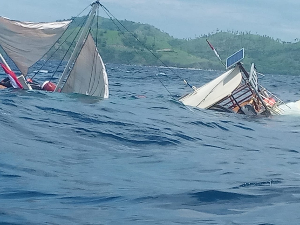 Kapal Pinisi terbalik di Labuan Bajo
