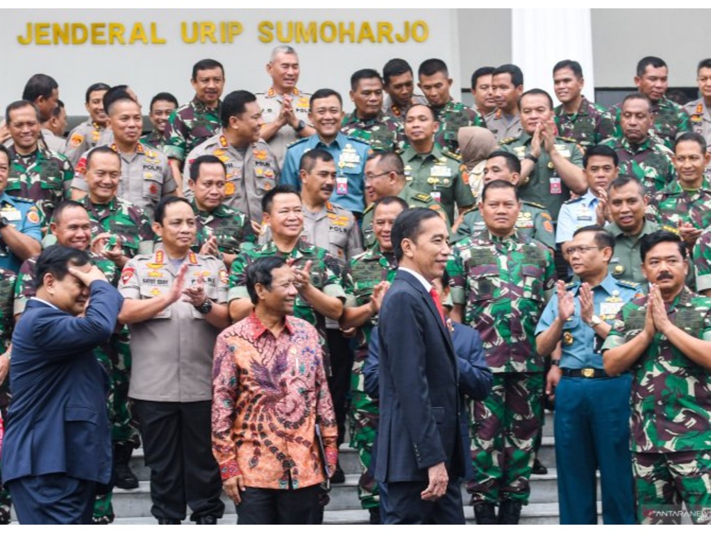 Jokowi dan jajaran menteri beserta TNI-Polri