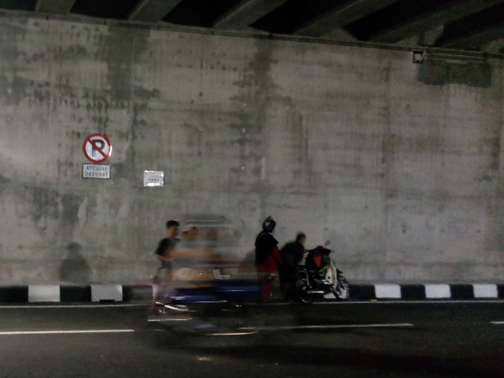 Berhenti di underpass