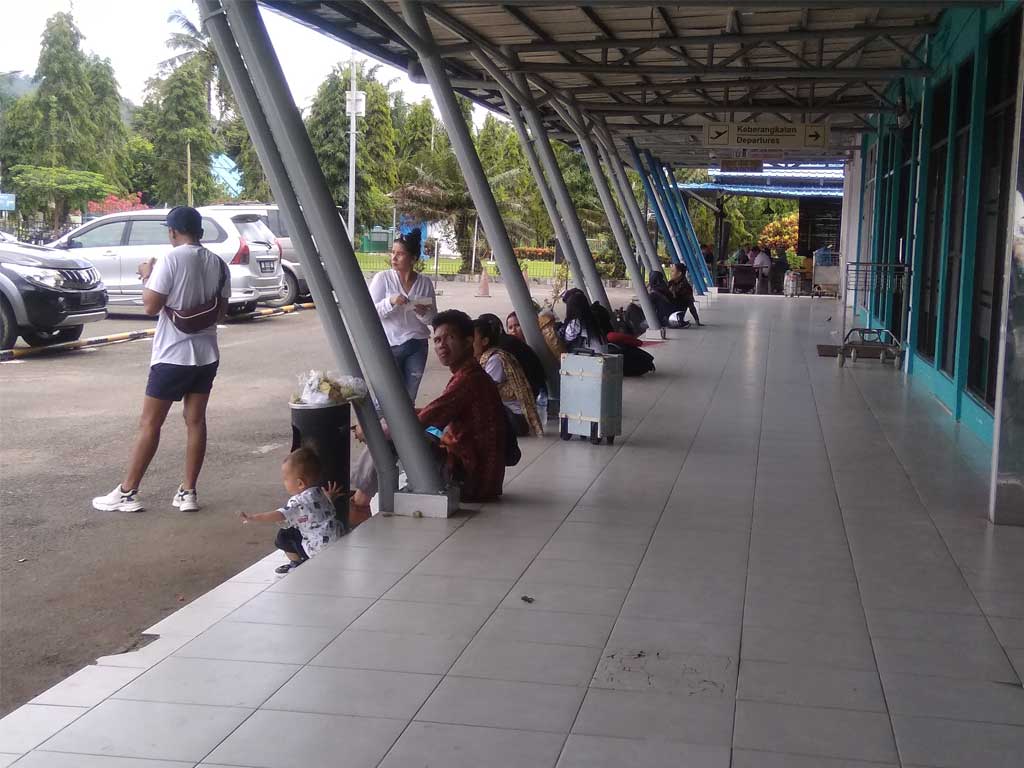 Penumpang Bandara FL Tobing