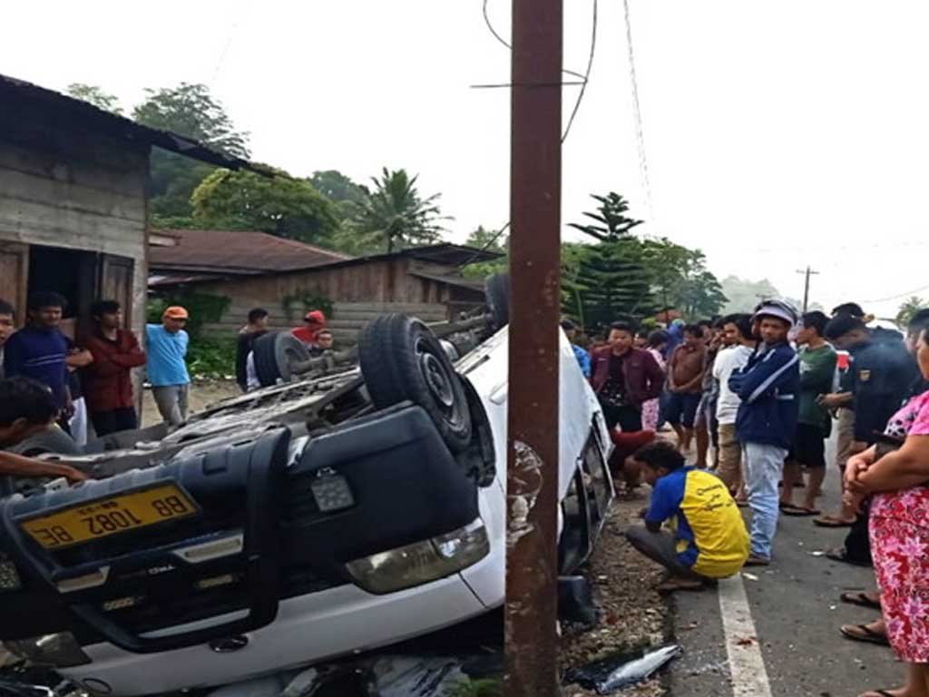 Angkot Terbalik di Taput