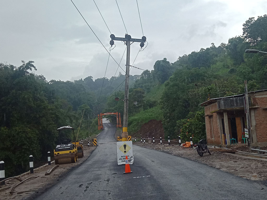 Tiang Listrik Ditengah Jalan