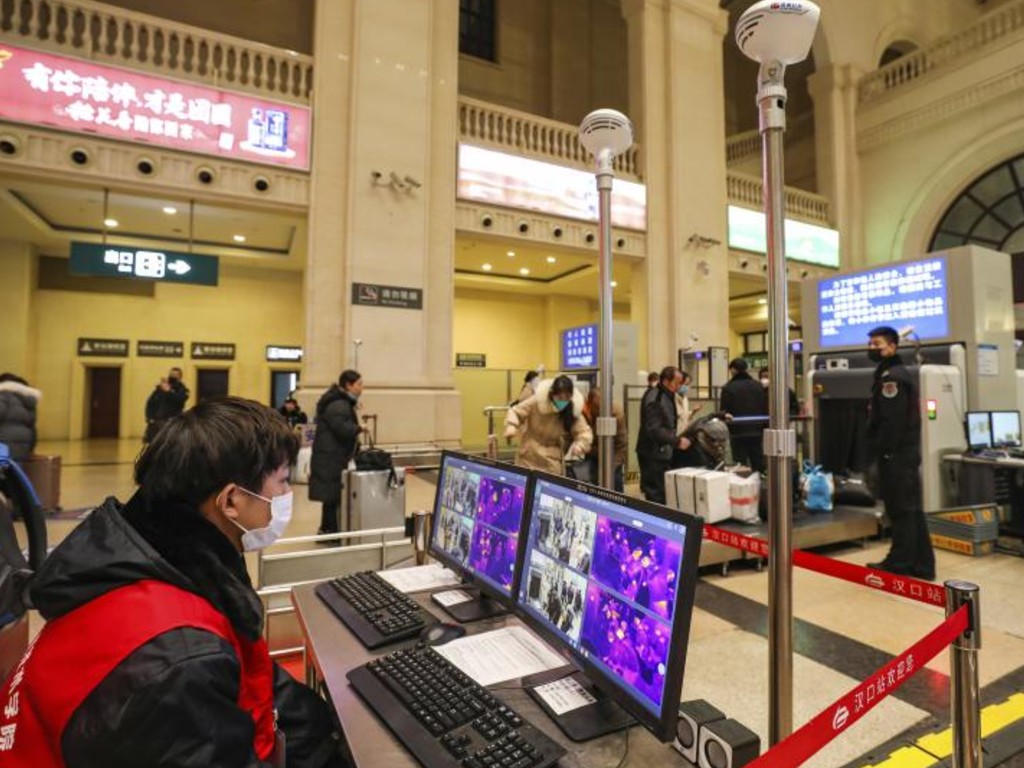 Petugas di Stasiun Kereta Api Hankou