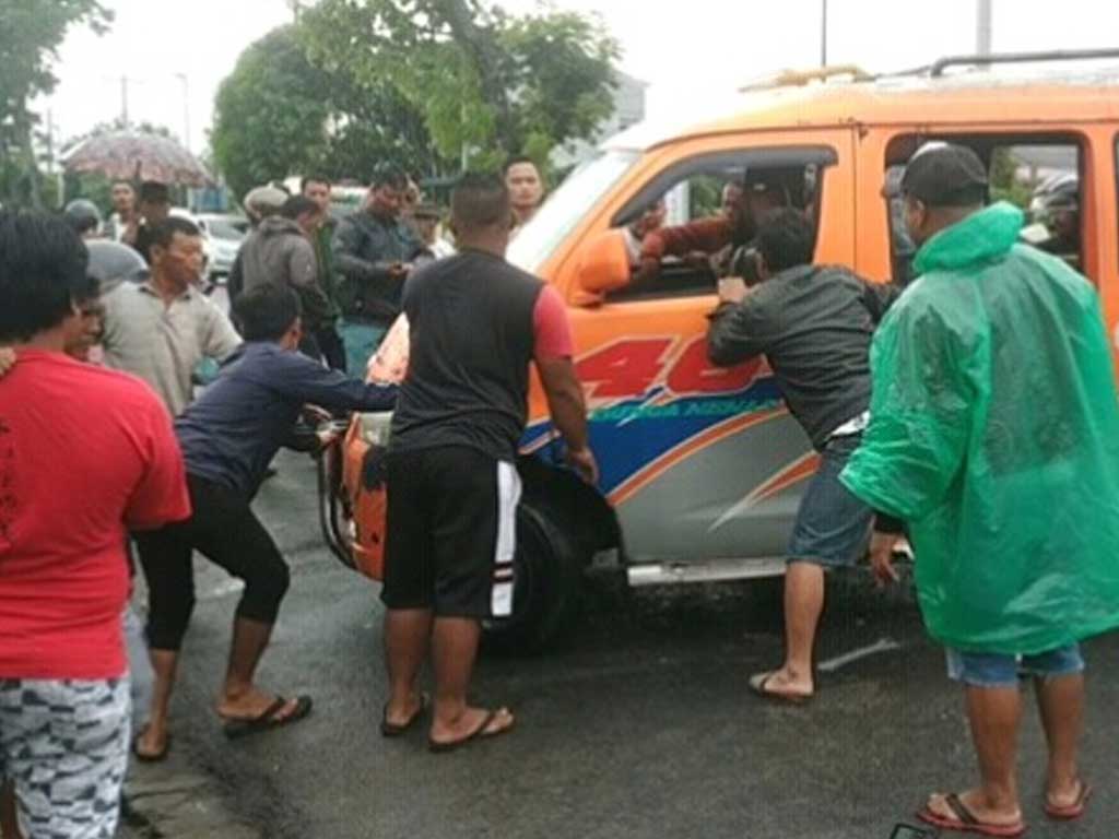 Angkot Terbalik di Siantar