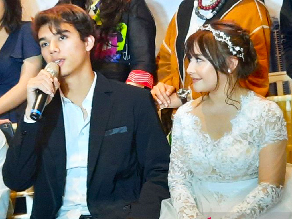 Jeff Smith dan Prilly Latuconsina