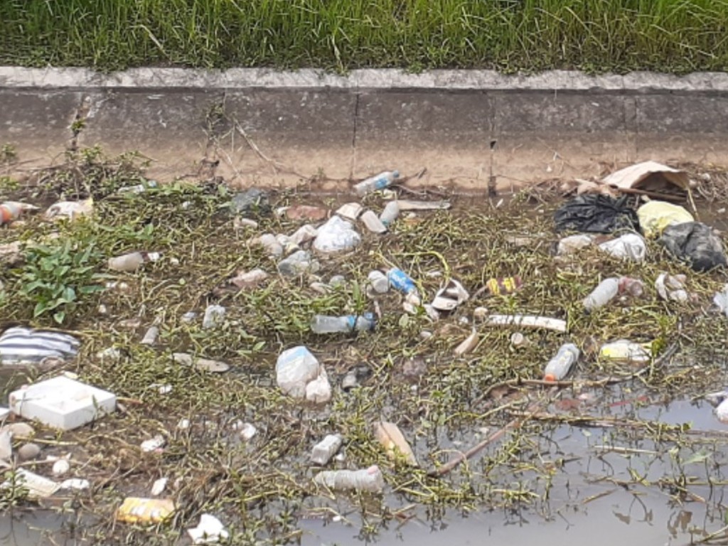 Sampah di Selokan Mataram