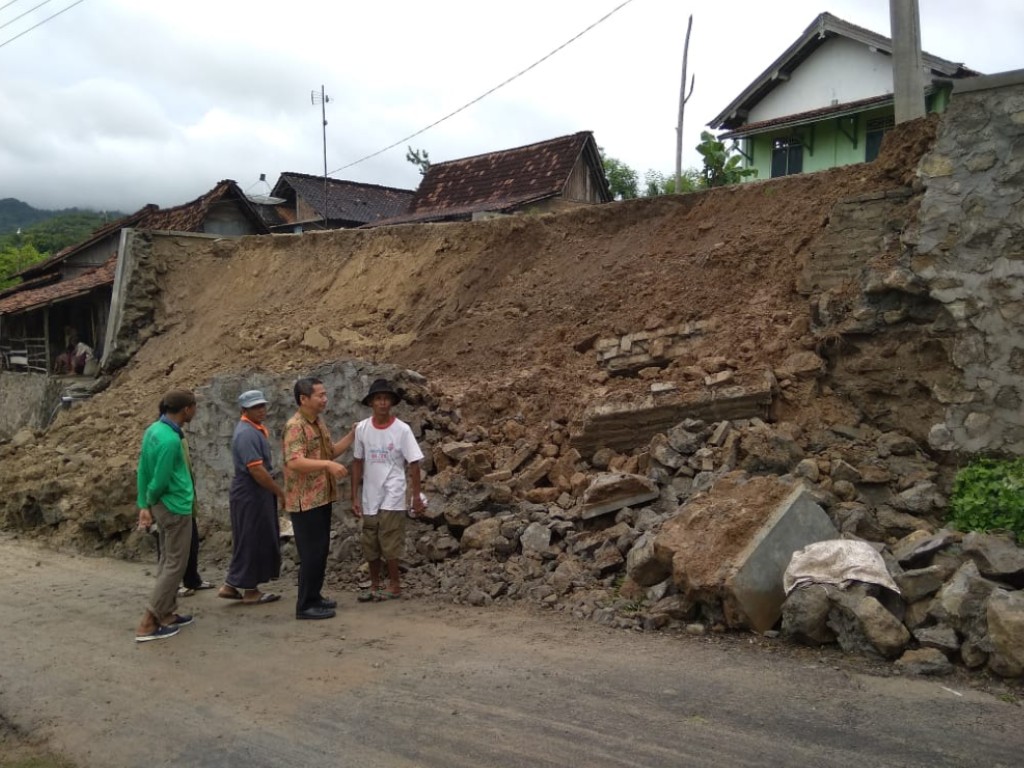 tebing longsor rembang