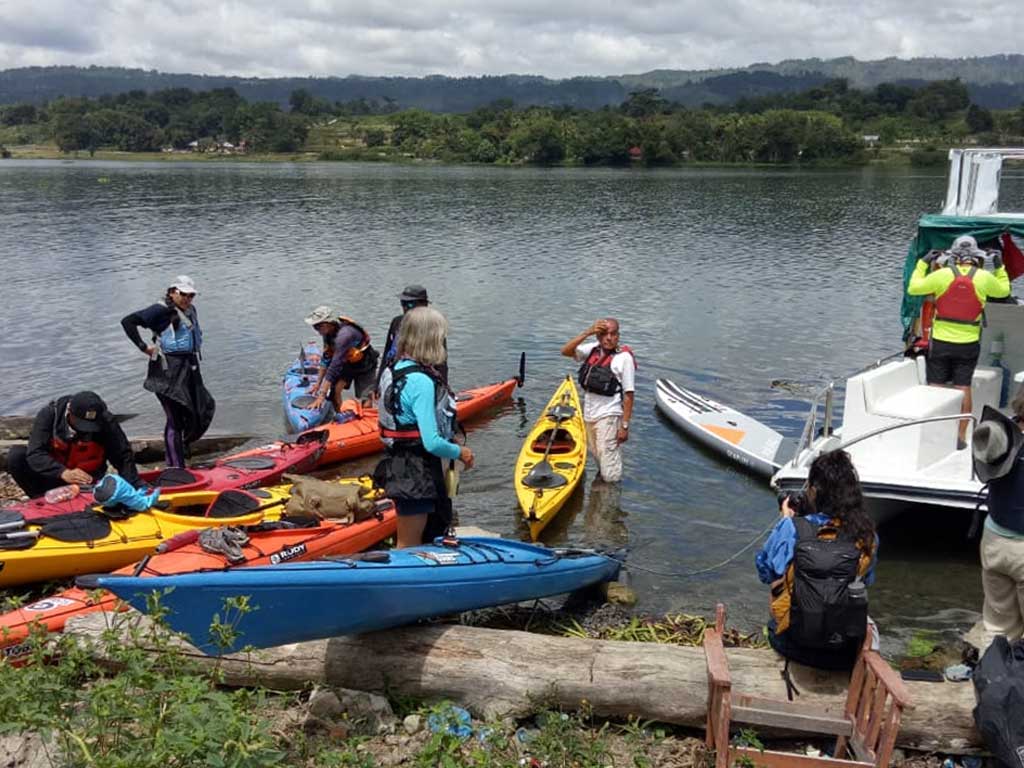 Rombongan Nigel Foster di Danau Toba