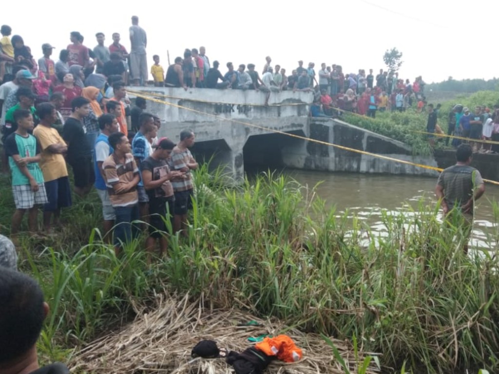 evakuasi korban yang tenggelam di Underpass Cikli di Kalurahan Kulur, Kecamatan Temon, Kulon Progo.