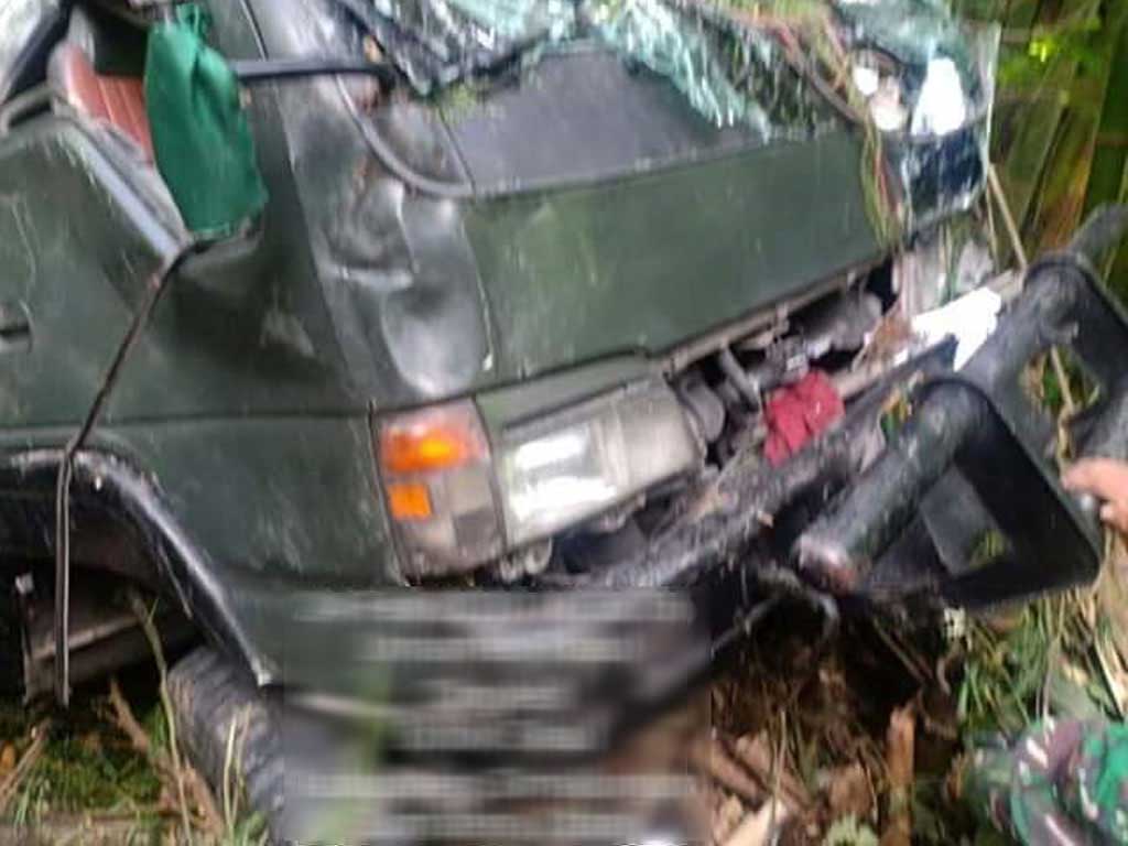 Mobil TNI Masuk Jurang