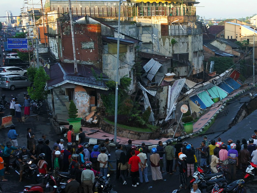 Pertokoan Ambruk di Jember