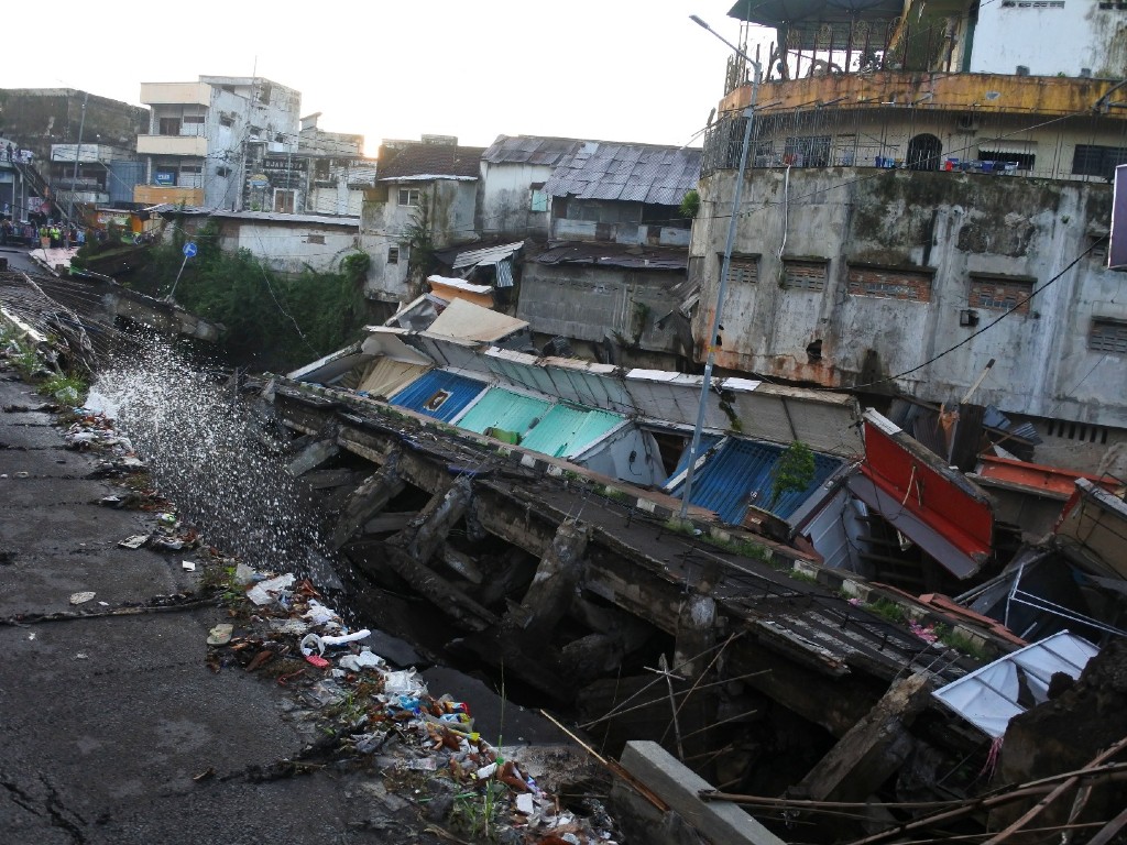 Ruko Ambruk di Jember