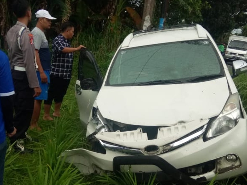 Mobil masuk sawah di Sleman