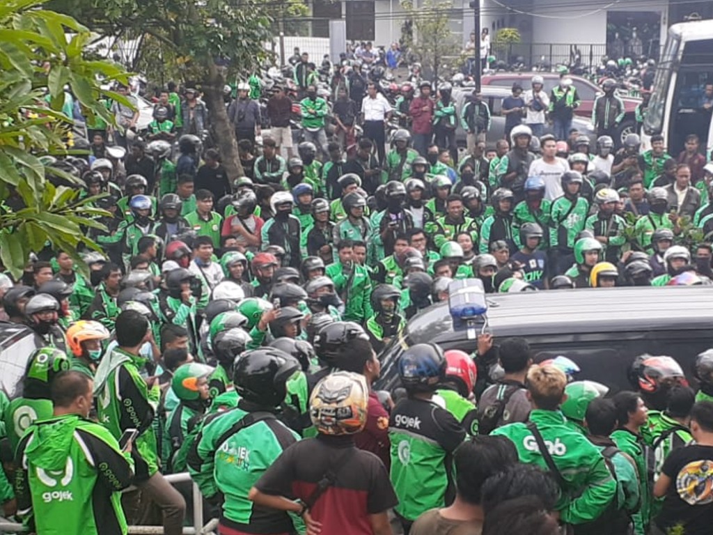 Massa ojol di Polsek Depok Timur Sleman